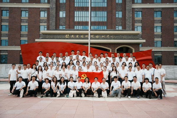 “蟹”力同心克時艱，精神鑄魂勇?lián)敚屣L護航促發(fā)展慶七一主題活動